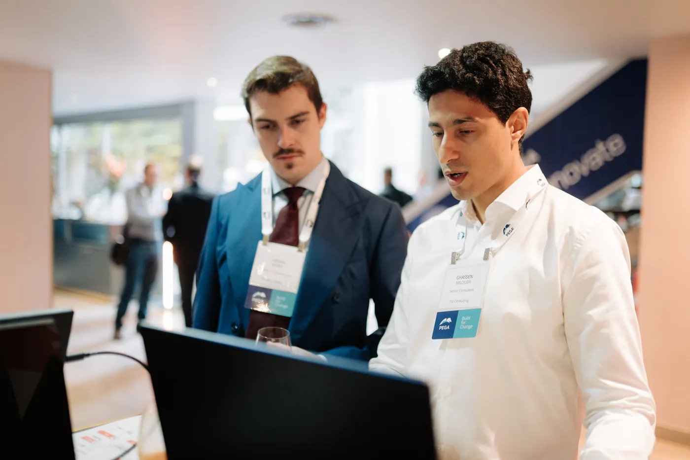 Consultants IRIZ Consulting lors d'une démonstration à PEGAInnovate Paris 2026